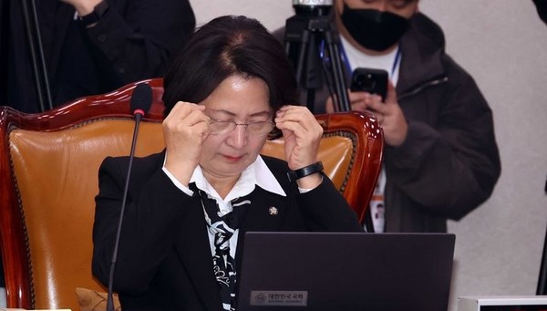 추미애 국회 법사위원장이 27일 오전 서울 여의도 국회 법제사법위원회에서 열린 국정감사에서 안경을 고쳐쓰고 있다. [사진=뉴시스]