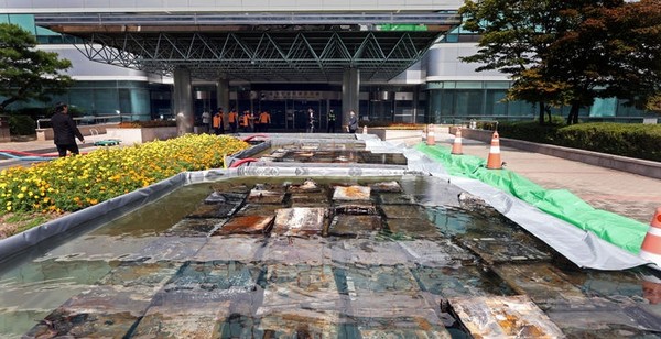 지난 1일 오후 대전 유성구 국가정보자원관리원 화재현장에 설치된 외부 냉각 침수조의 리튬이온 배터리에서 화학작용으로 인한 기포가 올라오고 있다. [사진=뉴시스]