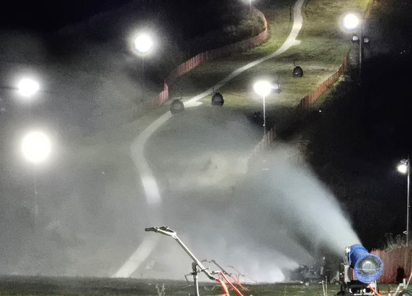 강원랜드 하이원스키장이 내달 28일 시즌 개장을 앞두고 28일 새벽부터 제설작업을 시작하고 있다. [사진=강원랜드]