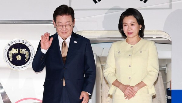 아세안 정상회의 일정을 마친 이재명 대통령과 김혜경 여사가 지난 27일 경기 성남 서울공항에 도착해 인사하고 있는 모습. [사진=뉴시스]