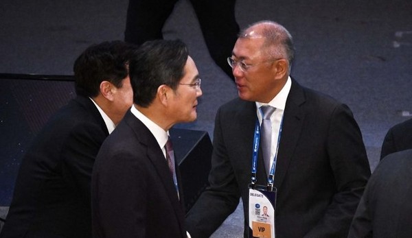 이재용 삼성전자 회장과 정의선 현대자동차그룹 회장이 29일 경북 경주예술의전당에서 열린  아시아태평양경제협력체(APEC) 정상회의 최고경영자(CEO) 서밋(Summit) 개회식에서 참석 기업인들과 인사를 나누고 있다.[사진=뉴시스]