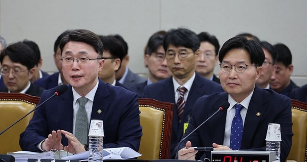 류제명 과학기술정보통신부 2차관이 29일 서울 여의도 국회에서 열린 과학기술정보방송통신위원회의 과학기술정보통신부 등에 대한 국정감사에서 질의에 답하고 있다. 왼쪽부터 류제명 2차관, 구혁채 1차관. [사진=뉴시스]