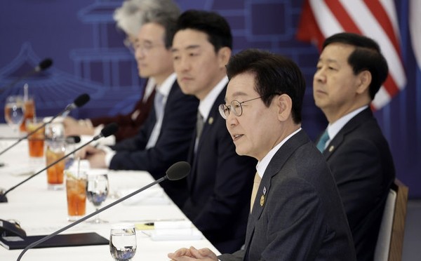 이재명 대통령이 지난 29일 경북 경주박물관에서 도널드 트럼프 미국 대통령과 한미 정상회담을 하고 있다. [사진=뉴시스]