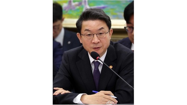 이억원 금융위원회 위원원장이 27일 오전 서울 여의도 국회 정무위원회에서 열린 국정감사에서 의원 질의에 답변하고 있다. [사진=뉴시스]