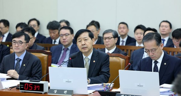 구윤철 경제부총리 겸 기획재정부 장관이 30일 서울 여의도 국회에서 열린 기획재정위원회의 기획재정부 등 종합감사에서 의원 질의에 답하고 있다. [사진=뉴시스]