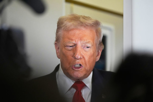 도널드 트럼프 미국 대통령이 31일(현지 시간) 마러라고 저택으로 가는 에어포스원 안에서 취재진 질문에 답하고 있다. [사진=뉴시스]