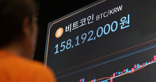 비트코인이 약세를 보인 22일 오전 서울 서초구 빗썸 라운지 강남점 전광판에 비트코인 시세가 표시되고 있다.[사진=뉴시스]