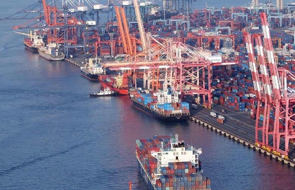 5일 부산 남구 감만부두에 컨테이너선이 접안하고 있다. [사진=뉴시스]