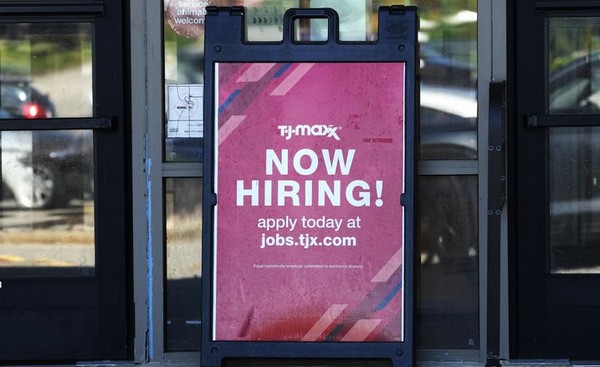 미 일리노이주 버넌힐스의 한 소매점에 채용 공고가 붙어 있다. [사진=뉴시스]