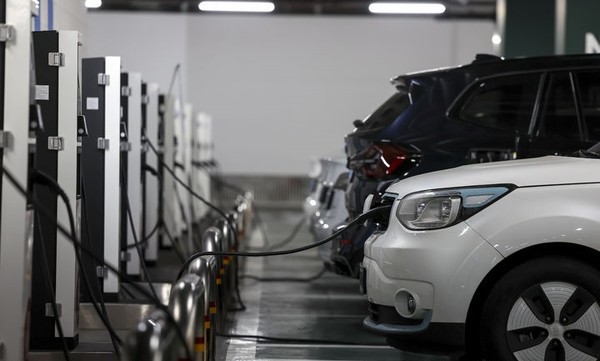 서울시내 주차장 내 전기차충전소에서 전기차량이 충전되는 모습. [사진=뉴시스]