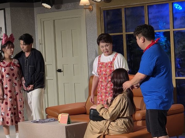 7일 서울 대학로 스타릿홀에서 연극 '스페셜 보잉보잉' 프레스콜이 열렸다. 옥희 역으로 출연하는 이경실이 장면을 시연하고 있다. [사진=극단 두레 ]