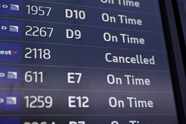 미국 연방항공청(FAA)이 40개 공항의 항공편 운항을 단계적으로 10%까지 줄이는 조치를 시작한 7일(현지 시간) 샌프란시스코국제공항 안내 전광판에 취소된 항공기 정보가 나타나 있다. [사진=뉴시스]