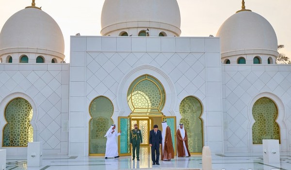 남아공 G20 정상회의 참석 차 아랍에미리트(UAE)를 국빈 방문한 이재명 대통령이 17일(현지 시간) 아부다비 셰이크 자이드 그랜드 모스크를 방문해 사원을 둘러보고 있다. [사진=뉴시스]