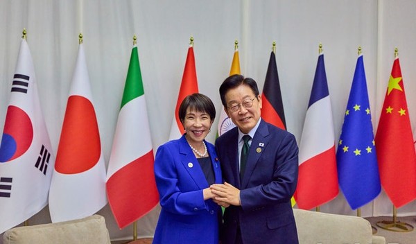 이재명 대통령이 23일(현지 시간) 남아프리카공화국 요하네스버그 엑스포 센터에서 열린 G20 정상회의에서 다카이치 사나에 일본 총리와 양자 회담을 하며 기념촬영을 하고 있다. [사진=뉴시스]