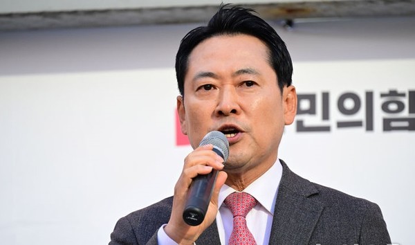 국민의힘 장동혁 대표가 23일 오후 경남 창원시 성산구 용지로에서 열린 '민생회복 법치수호 국민대회'에 참석해 발언을 하고 있다. [사진=뉴시스]