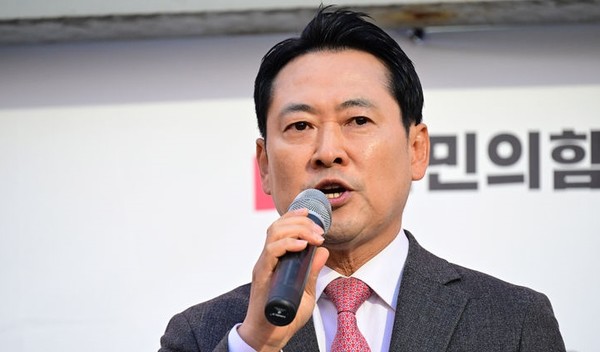 국민의힘 장동혁 대표가 23일 오후 경남 창원시 성산구 용지로에서 열린 '민생회복 법치수호 국민대회'에 참석해 발언을 하고 있다. [사진=뉴시스]