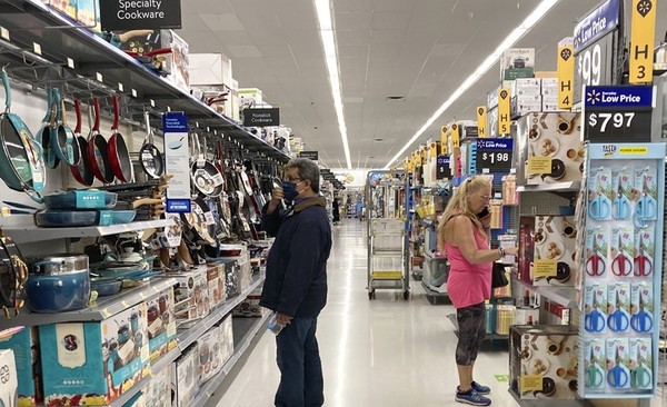 미 일리노이주 버넌힐스의 월마트 매점에서 소비자들이 쇼핑을 하고 있다. [사진=뉴시스]