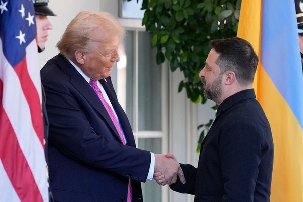 도널드 트럼프 미국 대통령이 지난달 17일(현지 시간) 백악관을 방문한 볼로디미르 젤렌스키 우크라이나 대통령을 맞이하며 악수하고 있다.[사진=뉴시스]