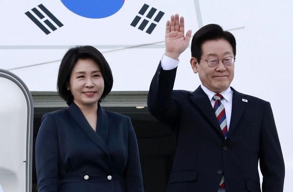 튀르키예 국빈 방문 일정을 마친 이재명 대통령과 김혜경 여사가 25일(현지 시간) 앙카라 에센보아 국제공항에서 공군 1호기에 올라 인사하고 있다. [사진=뉴시스]