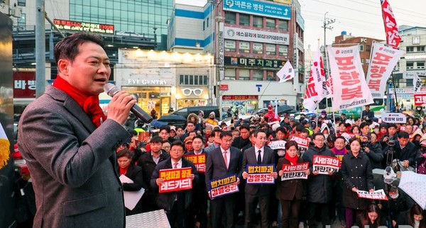 장동혁 국민의힘 대표가 25일 경북 구미시 구미역 광장에서 열린 민생회복 법치수호 국민대회에서 발언하고 있다. [사진=뉴시스]