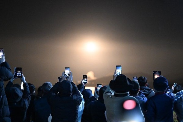  27일 오전 전남 고흥군 우주발사전망대에서 시민들이 누리호 4차 발사 장면을 바라보고 있다.[사진=뉴시스]