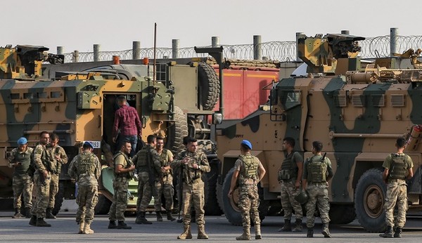 튀르키예가 러시아-우크라이나 간 휴전이 성사될 경우, 우크라이나에 평화유지군을 파병하는 방안을 검토하고 있는 것으로 알려졌다. 사진은 2019년 10월 15일 튀르키예 군인들이  가지안테프 주 카르카미스 국경지역 장갑차 주변에서 시리아로 진입할 준비하는 모습. [사진=뉴시스]