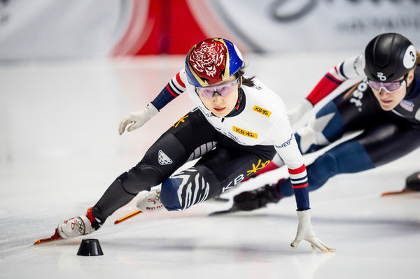 최민정이 지난달 19일(현지 시간) 캐나다 퀘벡주 몬트리올의 모리스 리처드 아레나에서 열린 2025-26 국제빙상경기연맹(ISU) 쇼트트랙 월드투어 2차 여자 1500m 결승에서 역주하고 있다. 최민정은 2분17초399로 가장 먼저 결승선을 통과하며 금메달을 따냈다. 