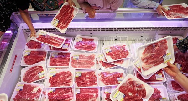 농협 하나로마트 양재점에서 한우 할인판매행사가 열려 고객들이 한우를 구매하고 있다. [사진=뉴시스]