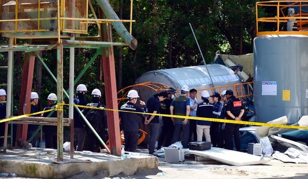 지난 8월 27일 고용노동부와 경찰이 3명 숨진 전남 순천 레미콘 공장 질식사고와 관련해 업체 압수수색과 함께 사고현장을 조사하고 있다. [사진=뉴시스]