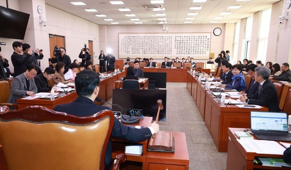 1일 서울 여의도 국회에서 열린 법제사법위원회 법안심사제1소위원회에서 김용민 소위원장이 의사봉을 두드리고 있다. [사진=뉴시스]