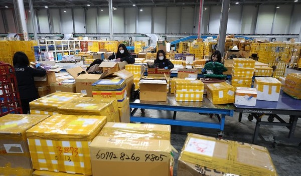 인천 중구 인천공항본부세관 특송물류센터에서 블랙프라이데이 등 해외직구 성수기를 맞아 관계자들이 분주하게 물량을 처리하고 있다. [사진=뉴시스]