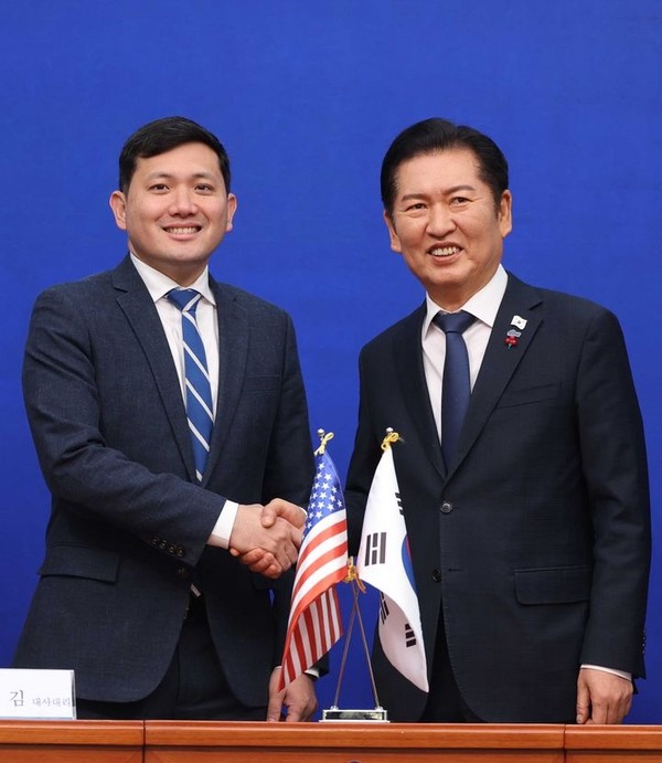 정청래 더불어민주당 대표가 2일 오전 서울 여의도 국회에서 케빈 김 주한미국대사대리를 접견하며 악수를 하고 있다. [사진=뉴시스]