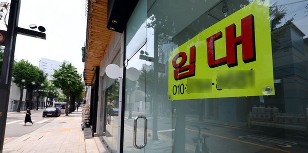 강남구 신사동 가로수길 상가에 임대 문구가 붙어 있다. [사진=뉴시스]