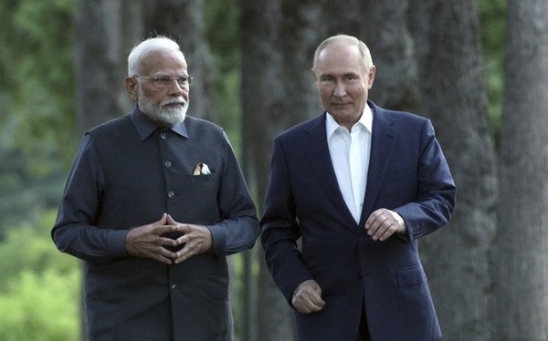 블라디미르 푸틴 러시아 대통령(오른쪽)과 나렌드라 모디 인도 총리가 지난 7월 8일(현지 시간) 모스크바 외곽 노보오가료보 관저 내 정원을 산책하고 있다. [사진=뉴시스]