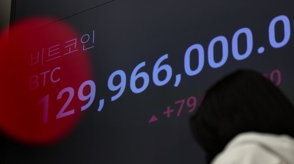 해외 중앙은행들의 금리 인상 조짐과 가상자산 관련 경고성 발언으로 비트코인을 비롯한 가상화폐들의 가격이 하락세를 보이고 있는 2일 오후 서울 강남구 업비트 고객센터에 비트코인을 비롯한 가상화폐 시세가 표시되고 있다.[사진=뉴시스]