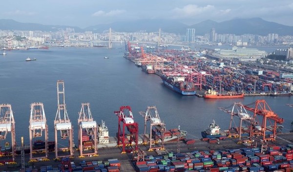 부산 남구 신선대(사진 아래) 및 감만(위) 부두 야적장에 수출입 컨테이너. [사진=뉴시스]