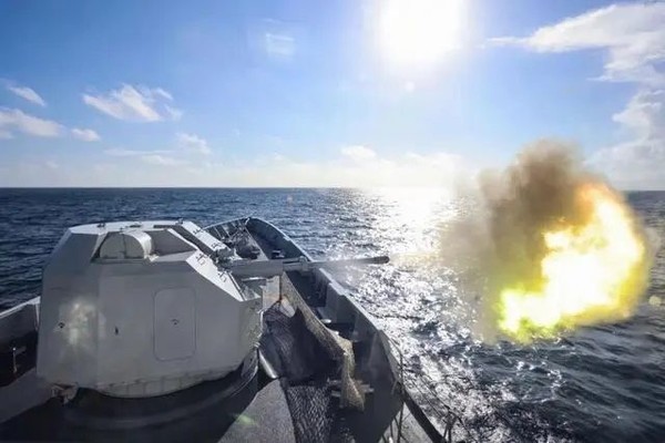 최근 중국이 중국이 동아시아 해역 전역에서 사상 최대 규모의 해상 무력 시위를 벌인 것으로 알려졌다. 사진은 중국 군함이 남중국해 해상에서 훈련을 실시하면서 발포하는 모습. [사진=뉴시스]