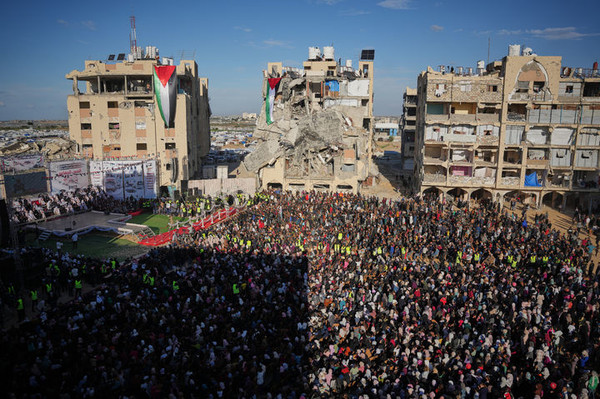 도널드 트럼프 미국 대통령이 성탄절 전 가자지구 휴전이 2단계로 접어들었다고 선포할 계획이라고 4일(현지 시간) 액시오스가 보도했다. 사진은 지난 2일 가자지구 칸유니스 하마드시티에서 주민들이 합동 결혼식을 지켜보는 모습.[사진=뉴시스]