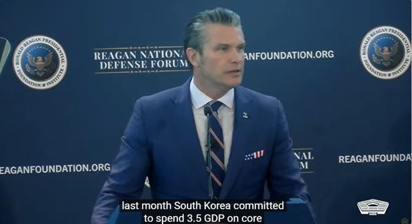 헤그세스 장관이 6일(현지 시간) 캘리포니아주 시미밸리에서 열린 '레이건 국방포럼'에서 연설하는 모습. [사진출처: 미 전쟁부 유튜브]