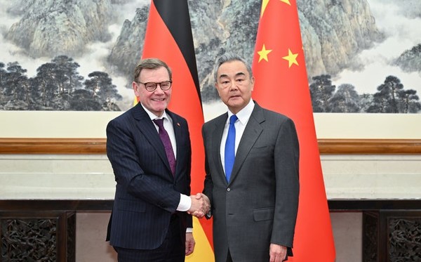 8일 왕이 중국공산당 중앙정치국 위원 겸 외교부장과 요한 바데풀 독일 외무장관. [사진=뉴시스]