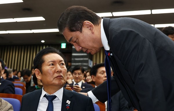 김병기 더불어민주당 원내대표가 2일 오후 서울 여의도 국회에서 여야 원내대표 회동을 마치고 의총장에 도착해 정청래 대표에게 귀엣말하고 있다. [사진=뉴시스]