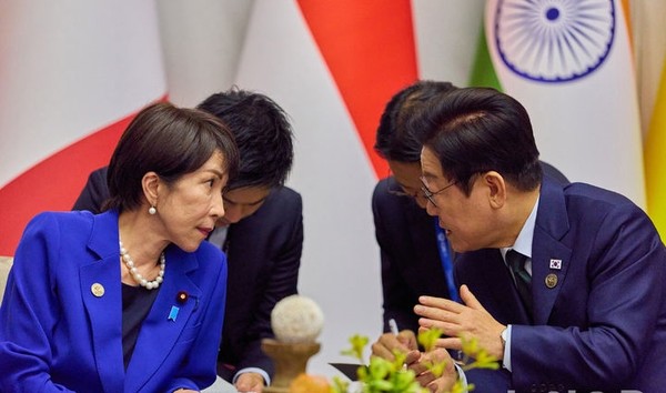 이 대통령이 지난달 23일(현지 시간) 남아프리카공화국 요하네스버그 엑스포 센터에서 열린 주요 20개국(G20) 정상회의에서 다카이치 총리와 양자 회담을 하고 있는 모습. [사진=뉴시스]