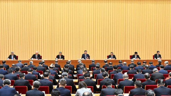 중국 최고지도부가 시진핑 국가주석 주재로 중앙경제공작회의를 개최하고, 복합적인 내·외부 도전에 대응하기 위해 내수 주도와 개혁·혁신 등에 방점을 둔 2026년 경제 운영 방향을 제시했다. 11일 베이징에서 중앙경제공작회의가 열리는 모습. 중국의 투자가 30년 만에 처음으로 감소했다. [사진=뉴시스]