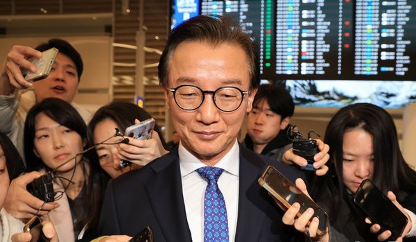 통일교로부터 금품을 수수했다는 의혹이 제기된 전재수 해양수산부 장관이 11일 오전 인천국제공항 제2여객터미널을 통해 귀국한 뒤 차량으로 이동하고 있다.전 장관은 "장관직을 내려놓고 당당하게 응하는 것이 공직자로서 해야 할 처신"이라며 "단호하게, 명백하게, 아주 강하게 의혹이 전혀 사실무근이라는 말씀을 다시 분명히 드린다"고 밝혔다.[사진=뉴시스]