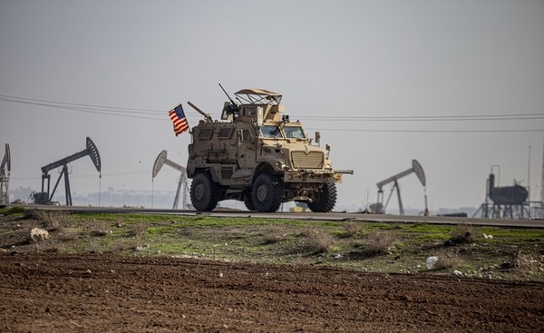 시리아에서 공동 순찰 중이던 미군과 시리아 정부군이 공격받았다고 현지 언론이 13일(현지 시간) 전했다. 사진은 시리아 주둔 미군의 정찰용 차량. [사진=뉴시스]