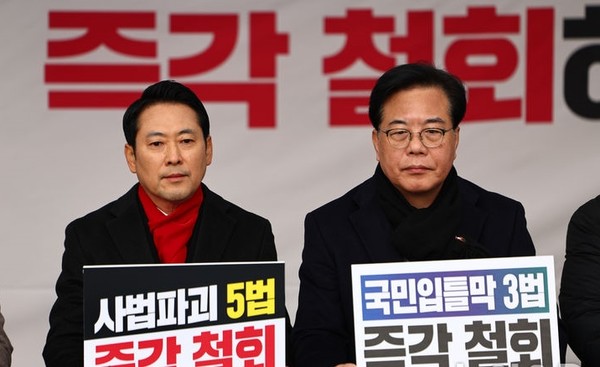 장동혁 국민의힘 대표와 송언석 원내대표가 10일 오전 서울 여의도 국회 본관 앞에서 열린 '8대 악법 저지' 릴레이 천막농성에 참석해 있다. [사진=뉴시스]