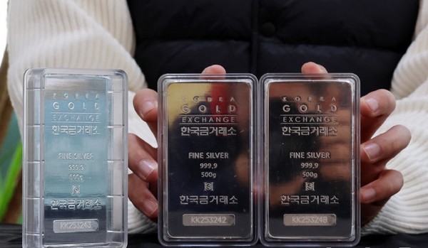 은값 상승 랠리가 이어지고 있는 9일 오후 서울 종로구 한국금거래소에서 직원이 실버바를 선보이고 있다.[사진=뉴시스]