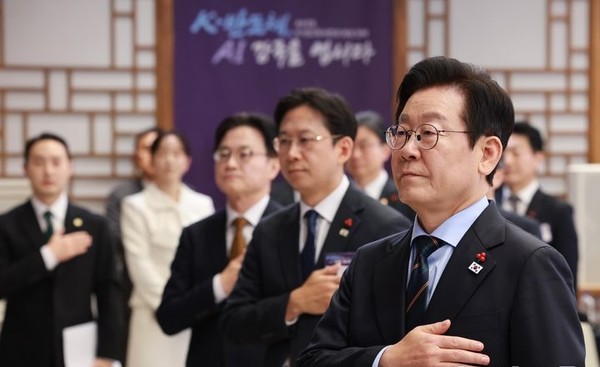 이재명 대통령이 지난 10일 서울 용산 대통령실 청사에서 열린 AI 시대의 K-반도체 비전과 육성전략 보고회에서 국민의례를 하고 있다. [사진=뉴시스]