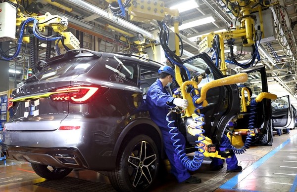 중국 상하이에 있는 SAIC 공장에서 자동차 조립작업을 진행하고 있다. [사진=뉴시스]