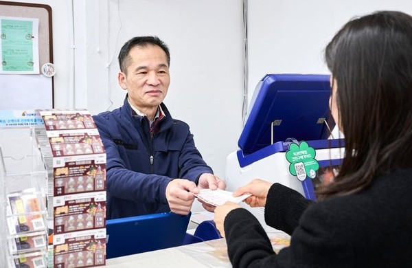 복권수탁사업자 동행복권은 지난 6월부터 11월까지 신규 복권판매점 759곳이 새롭게 문을 열었다고 15일 밝혔다. 올해 신규복권 판매인으로 선정된 정만균(60)씨가 소비자를 응대하고 있다. [사진 = 동행복권 ]
